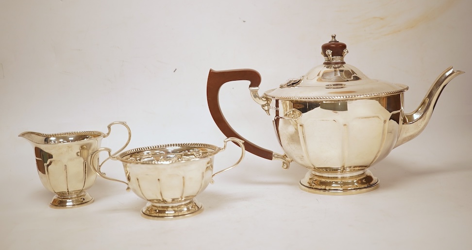 A George V three piece silver tea set by Pearce & Sons & Sons, Birmingham, 1935, gross weight 26.6oz.